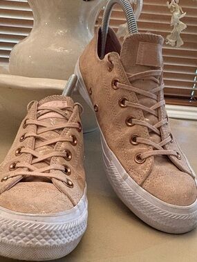Women's pink Platform Sneakers in Blush.  Converse.  Great pair of shoes!!